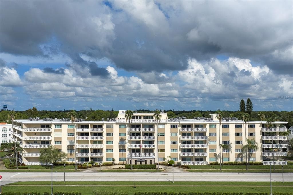 1200 N SHORE DRIVE NE UNIT 208 ST PETERSBURG, FL 33701