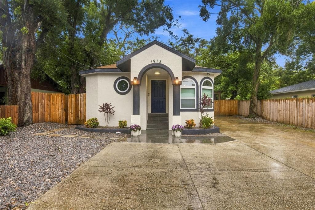 1913 E HANNA AVENUE TAMPA, FL 33610
