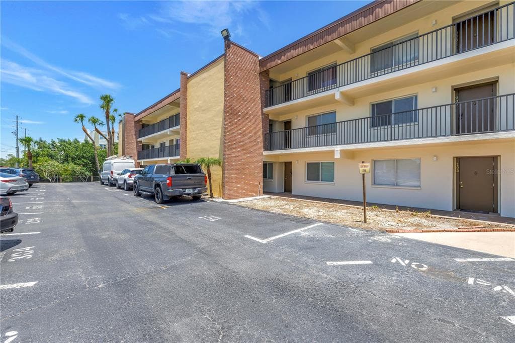 4435 1ST STREET NE UNIT 305 ST PETERSBURG, FL 33703