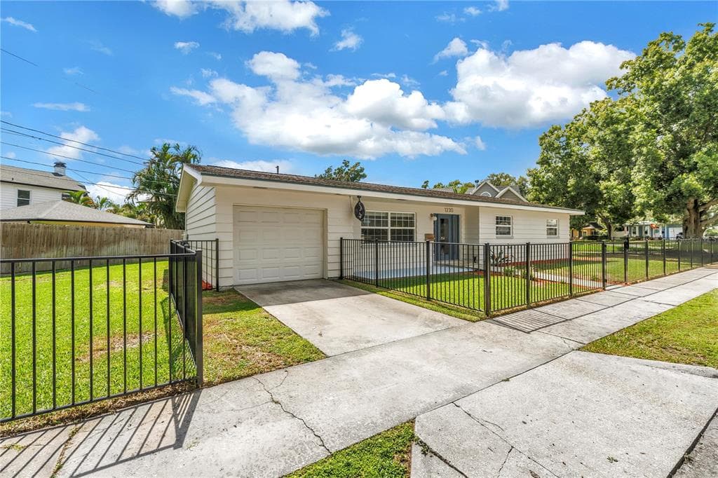 1230 KENWOOD AVENUE N ST PETERSBURG, FL 33704