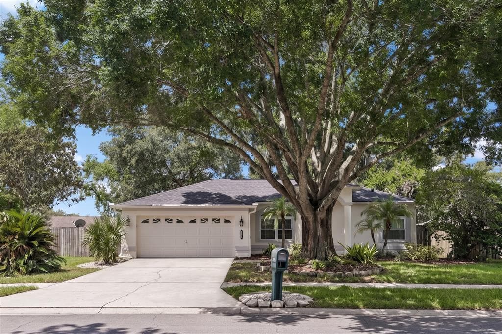 1605 SAND HOLLOW LANE VALRICO, FL 33594