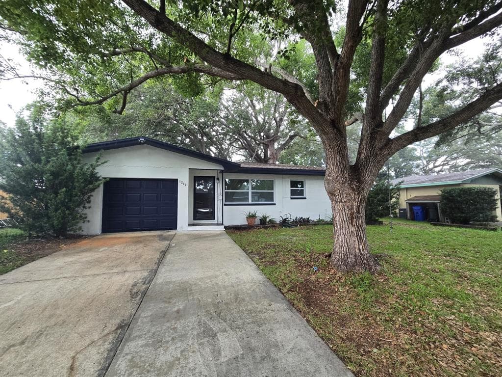 1282 ROBIN HOOD LANE