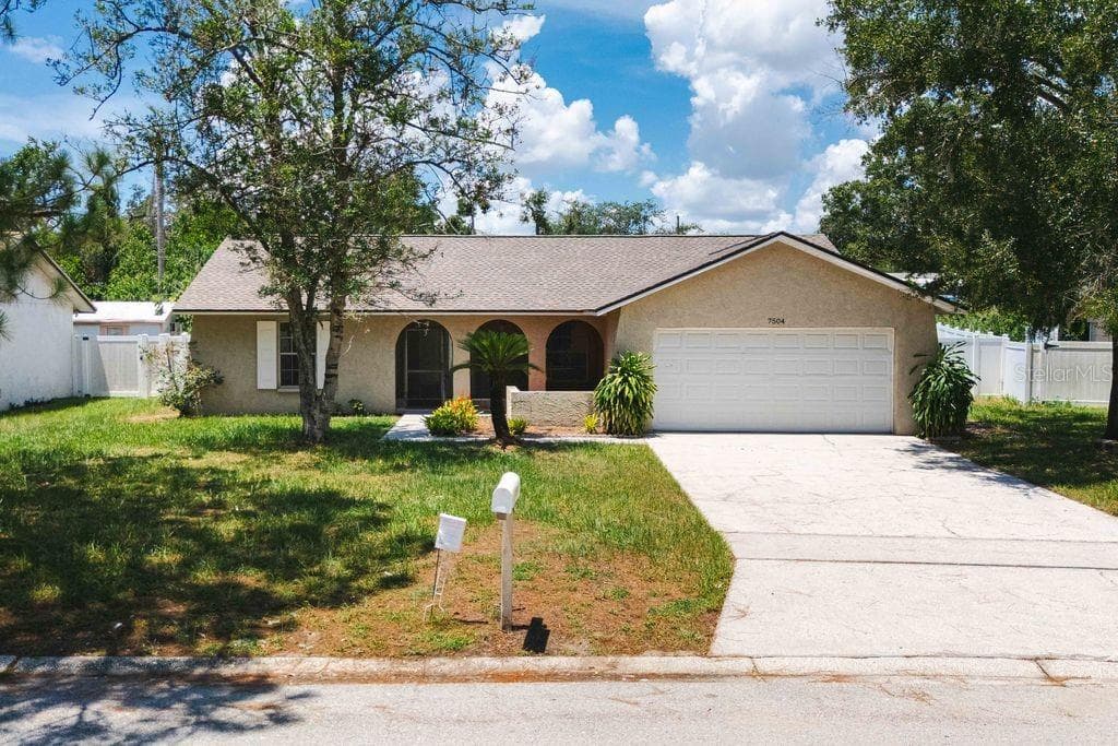 7504 N SANIBEL CIRCLE TEMPLE TERRACE, FL 33637