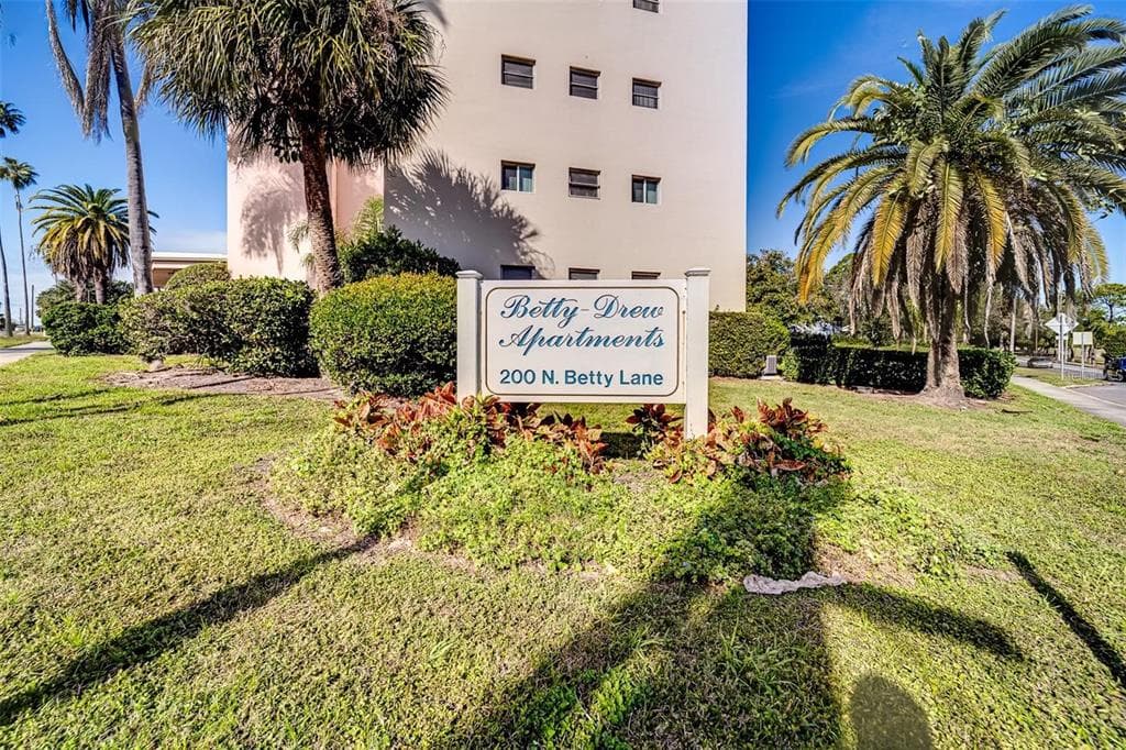 200 N BETTY LANE UNIT 1B CLEARWATER, FL 33755
