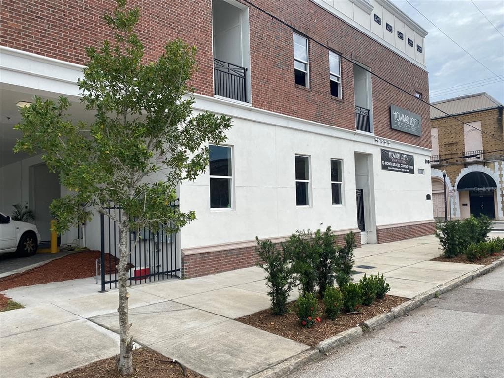 2004 N HOWARD AVENUE UNIT 101