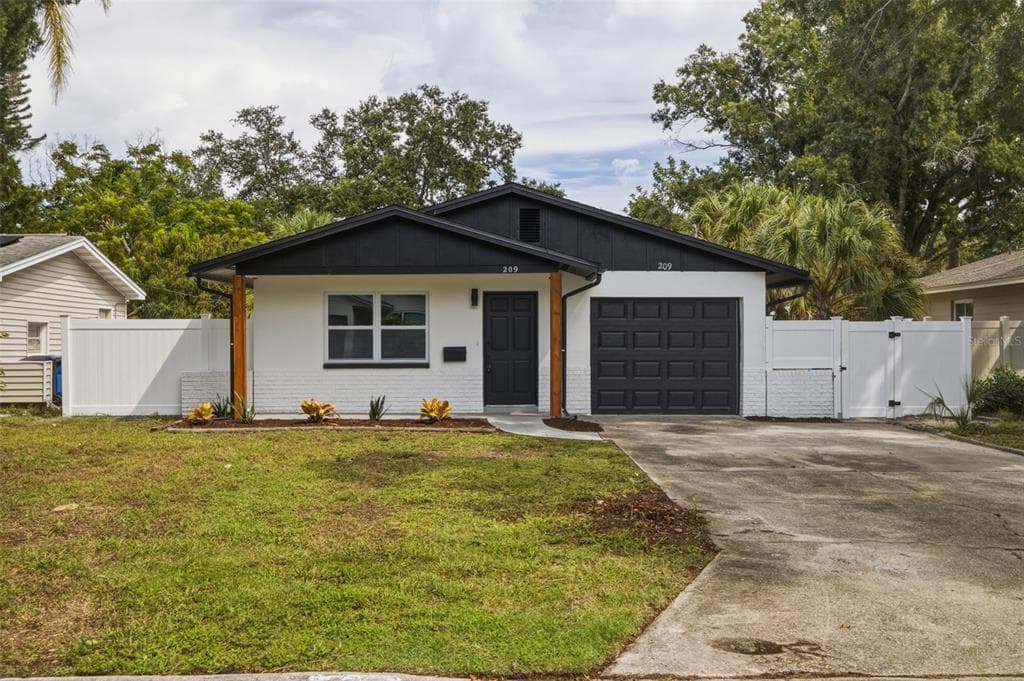 209 SE MONROE CIRCLE N ST PETERSBURG, FL 33703