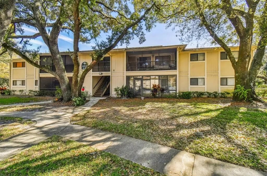 6015 LAKETREE LN UNIT E TEMPLE TERRACE, FL 33617