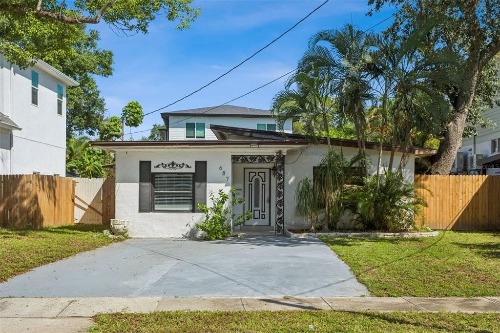 687 GENEVA PLACE TAMPA, FL 33606