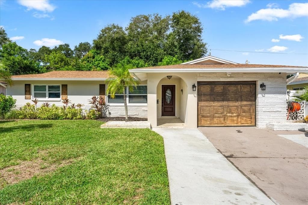 490 E LAKE DRIVE LARGO, FL 33771