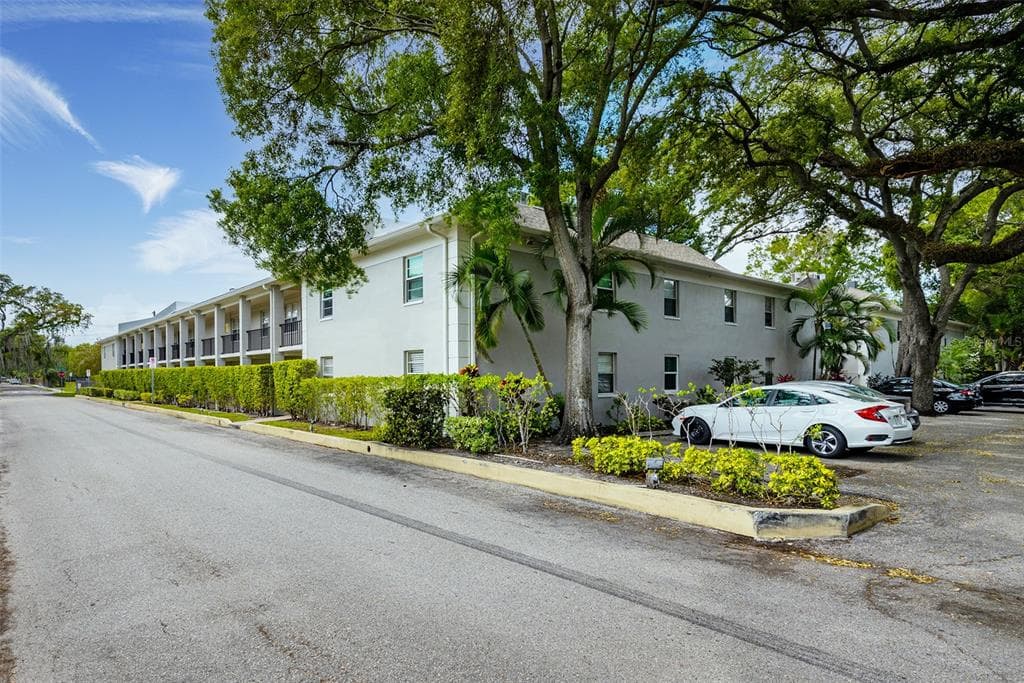 5221 BAYSHORE BOULEVARD UNIT 31 TAMPA, FL 33611