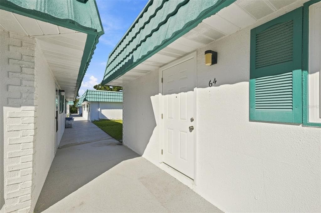 205 KINGS BOULEVARD UNIT 64 SUN CITY CENTER, FL 33573