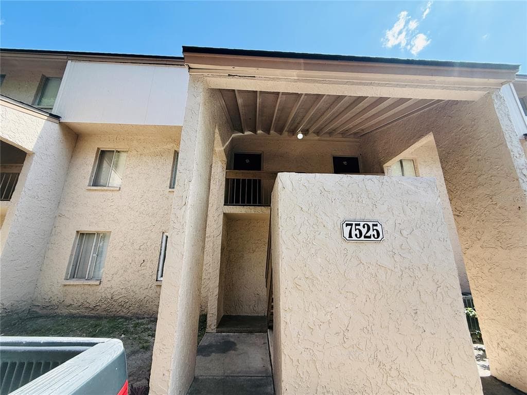 7525 PITCH PINE CIRCLE UNIT D TAMPA, FL 33617