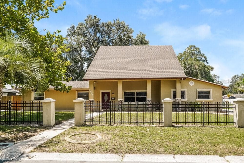 1705 ATHENS COURT LAKELAND, FL 33803