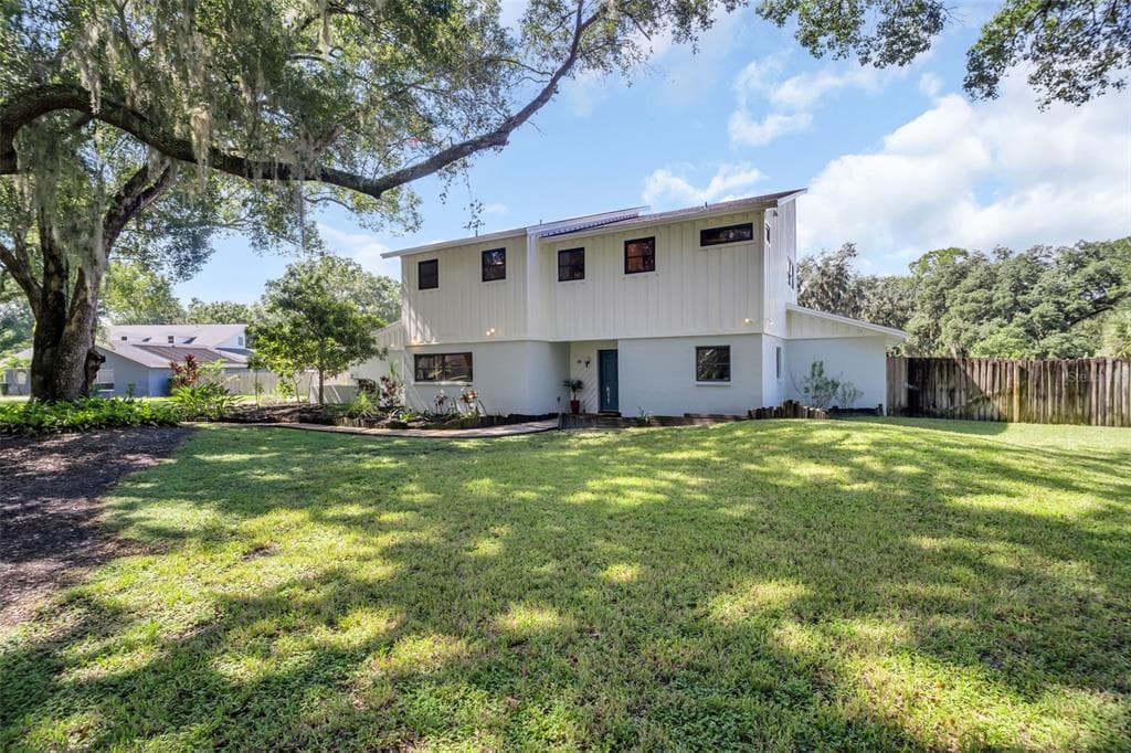 810 WARREN ROAD LUTZ, FL 33548