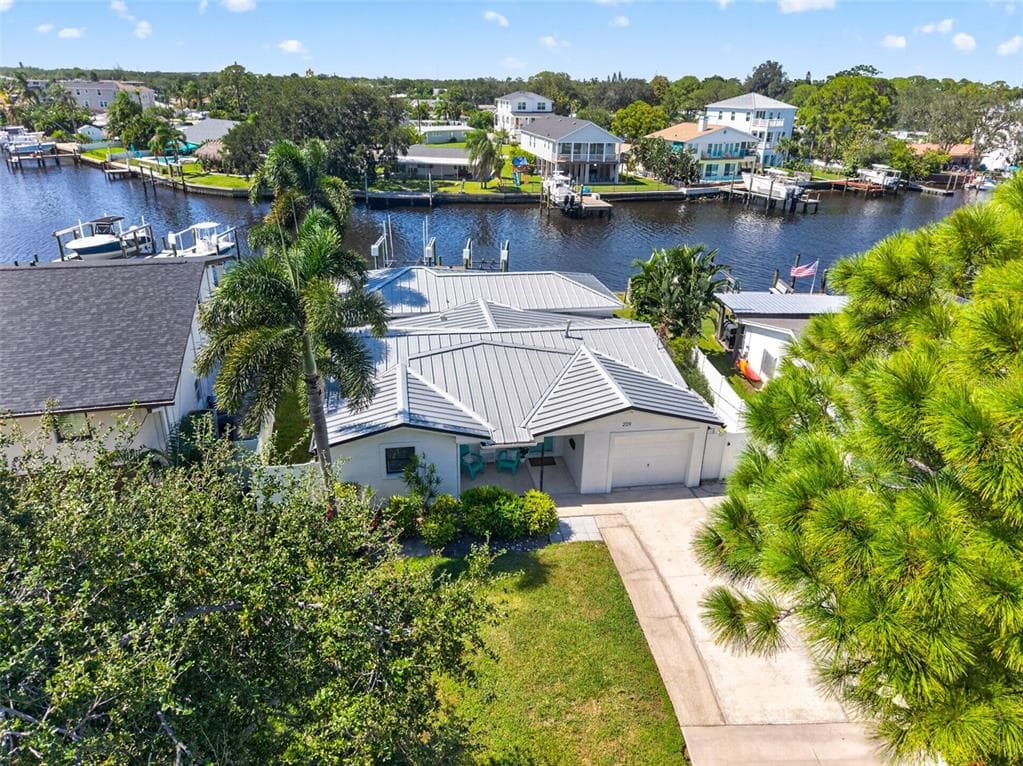 209 TALLAHASSEE DRIVE NE ST PETERSBURG, FL 33702