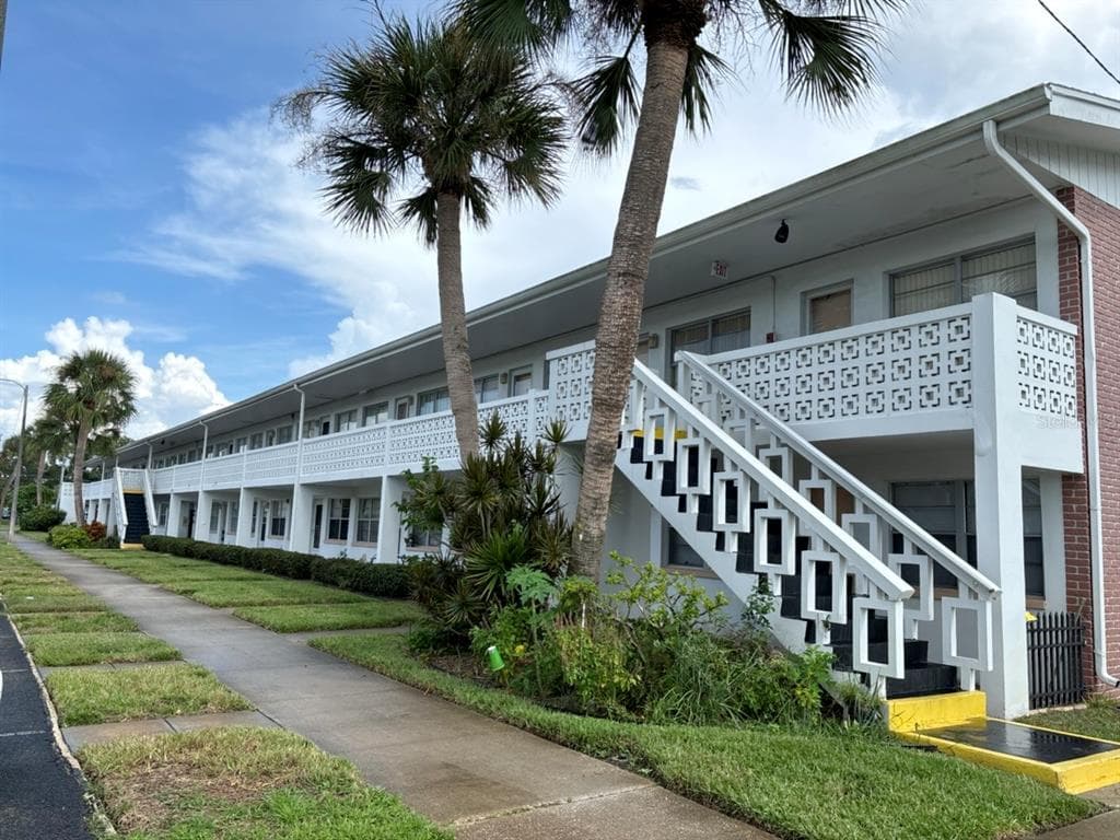 1000 79TH AVENUE N UNIT 102 ST PETERSBURG, FL 33702