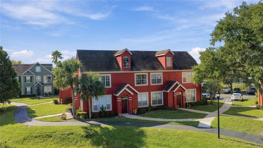 9570 LAKE CHASE ISLAND WAY UNIT 9570 TAMPA, FL 33626