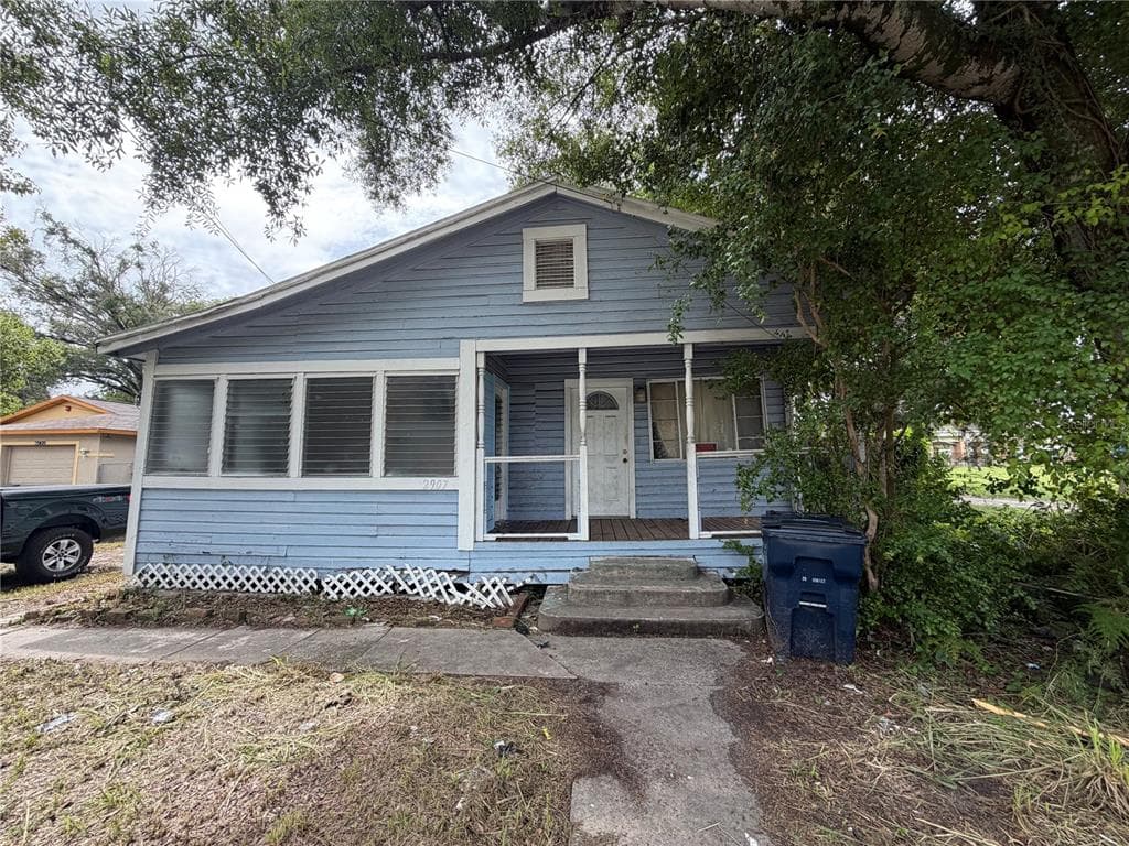 2907 E LAKE AVENUE TAMPA, FL 33610