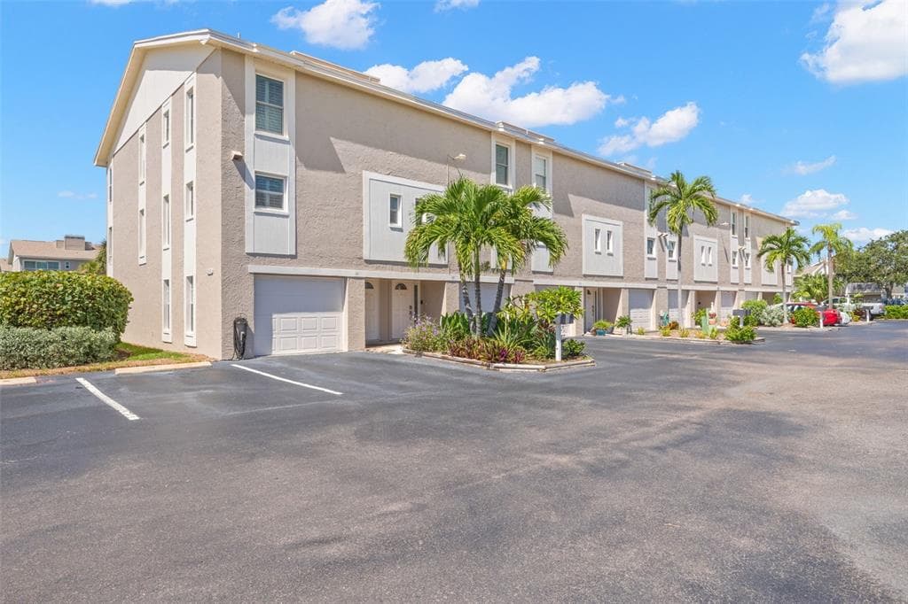 255 CAPRI CIRCLE N UNIT 30 TREASURE ISLAND, FL 33706