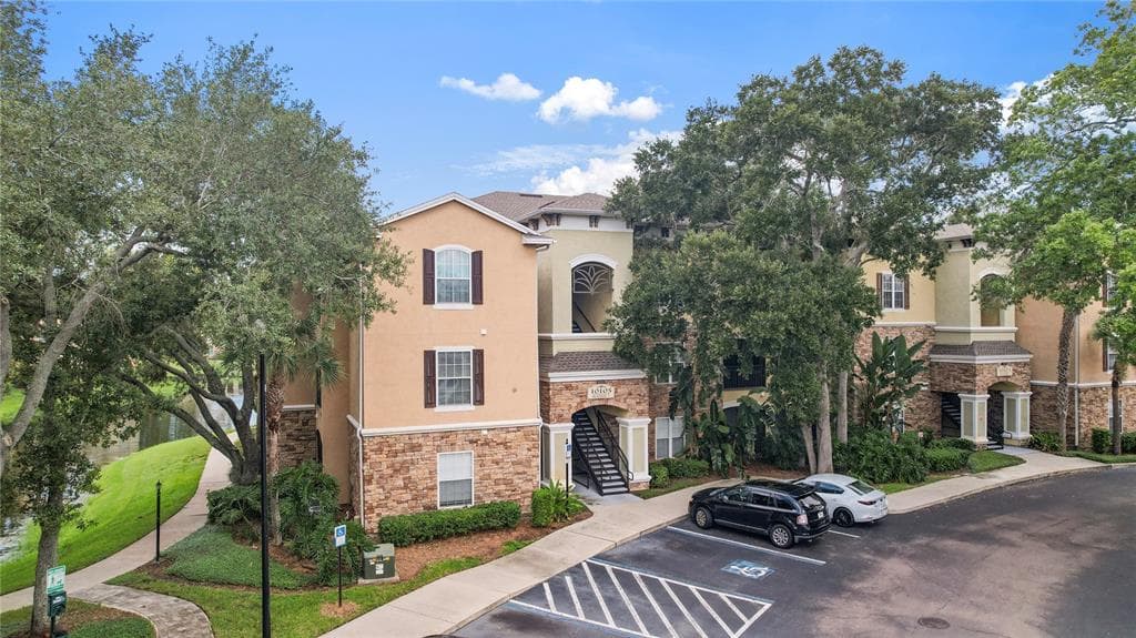 10105 COURTNEY OAKS CIRCLE UNIT 203 TAMPA, FL 33619