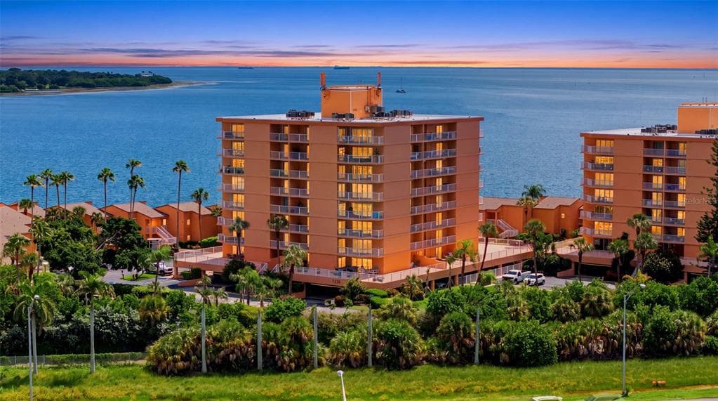 7430 SUNSHINE SKYWAY LANE S UNIT 901 ST PETERSBURG, FL 33711