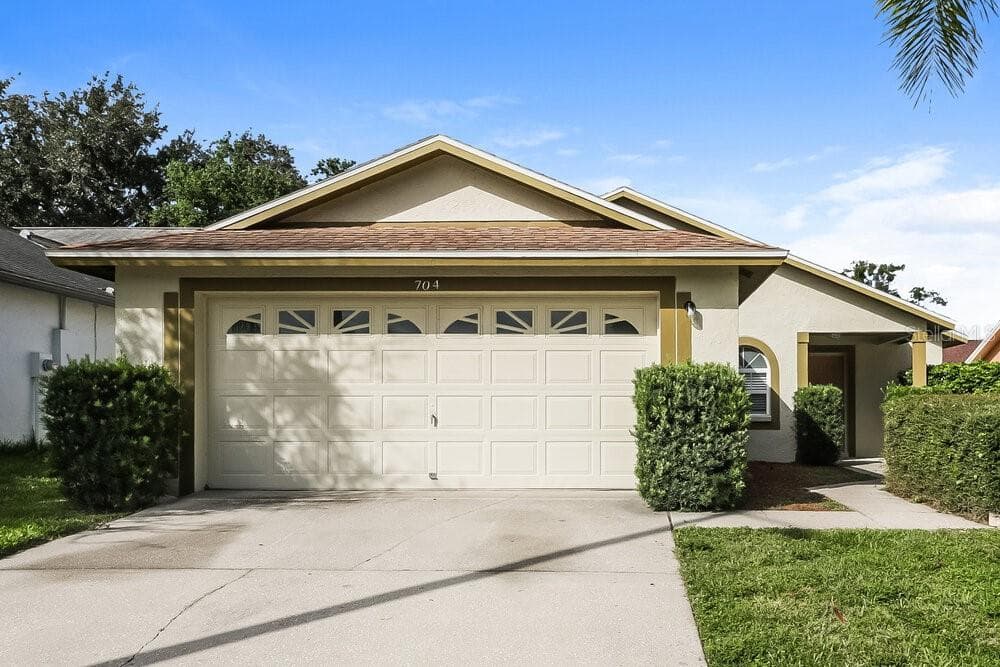 704 SAND RIDGE DRIVE VALRICO, FL 33594