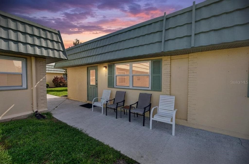 102 CAMBRIDGE TRAIL UNIT 220 SUN CITY CENTER, FL 33573
