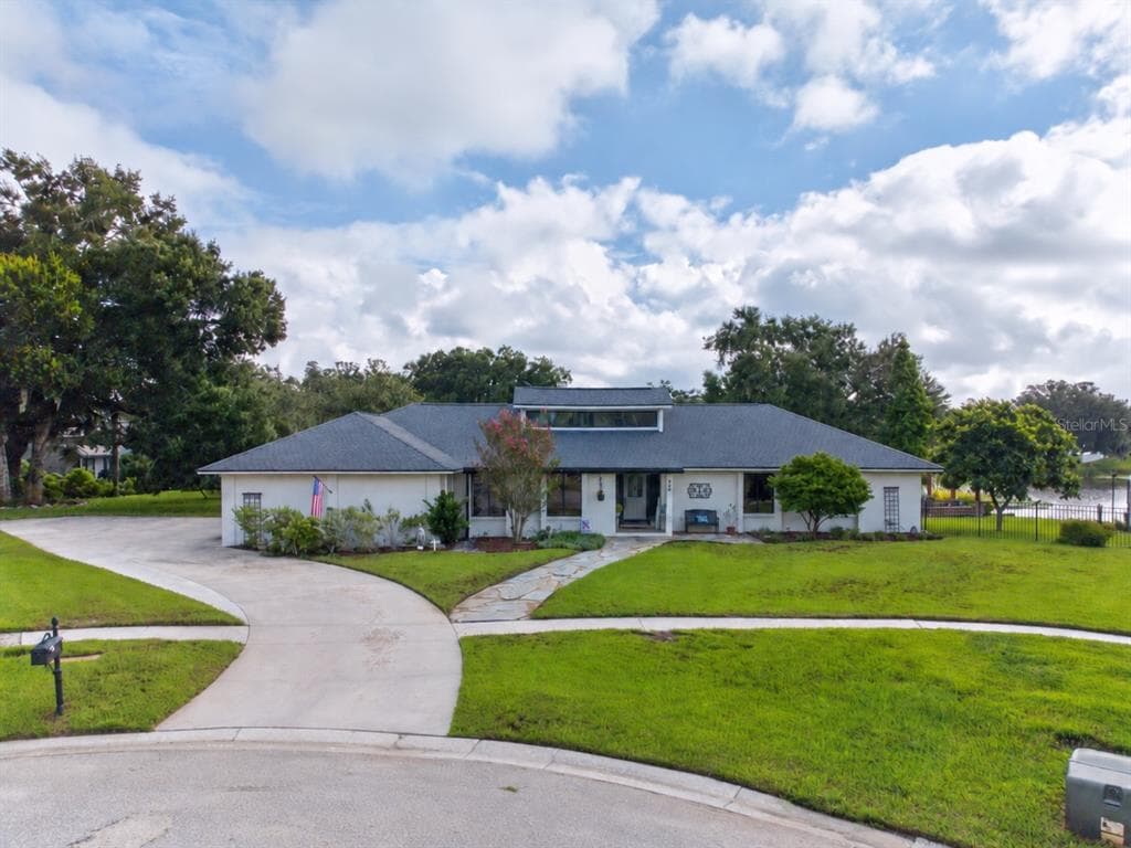 906 RETRIEVER AVENUE