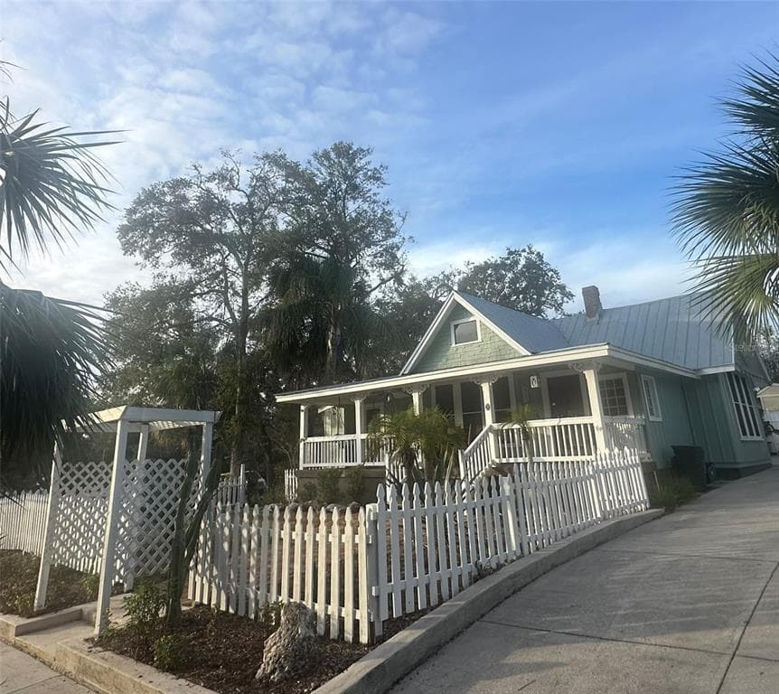 533 E ORANGE STREET TARPON SPRINGS, FL 34689
