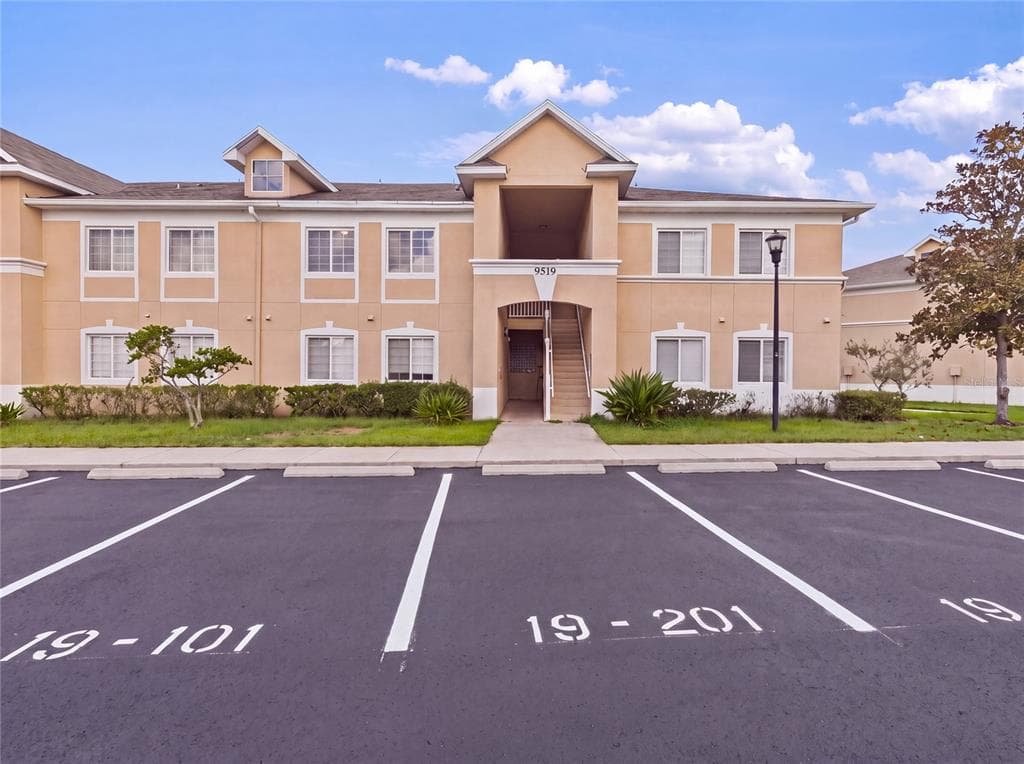 9519 NEWDALE WAY UNIT 201 RIVERVIEW, FL 33578