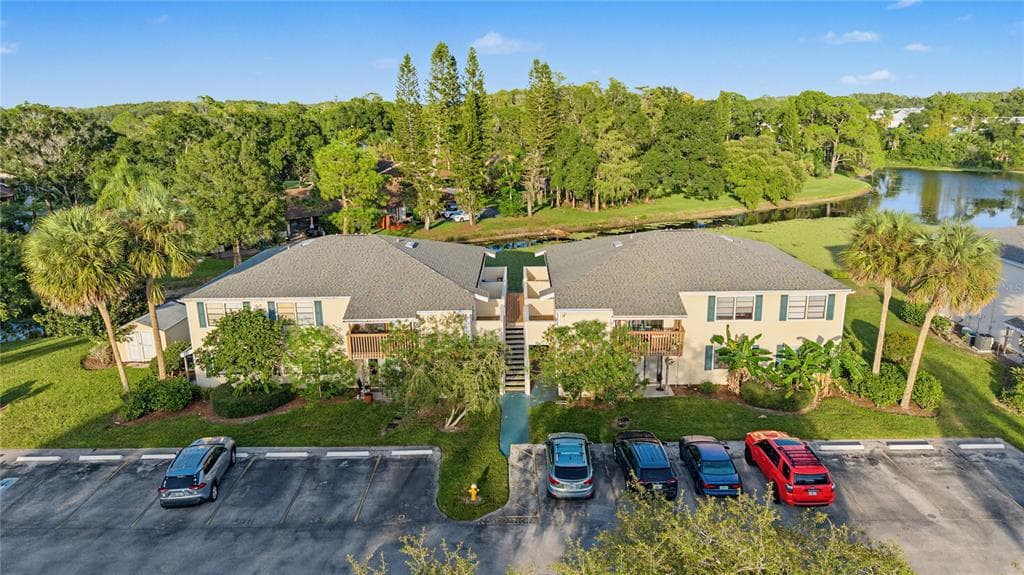 127 CAMPHOR DRIVE UNIT E OLDSMAR, FL 34677
