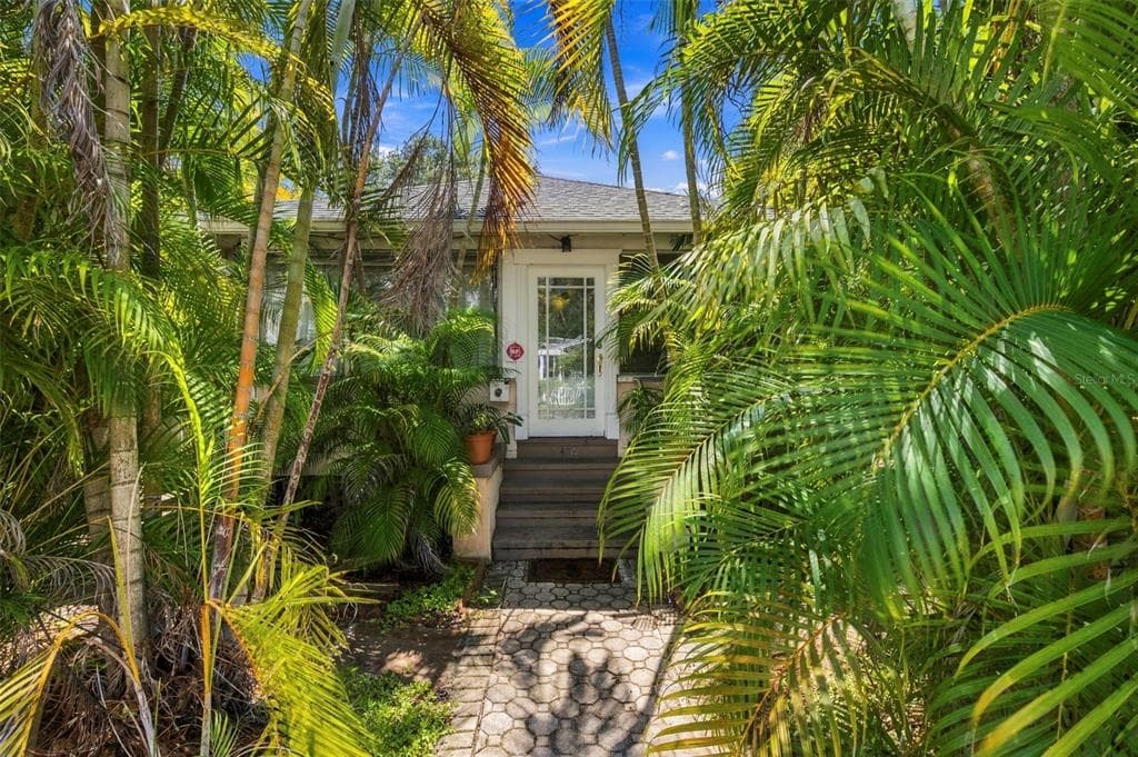 406 10TH AVENUE NE ST PETERSBURG, FL 33701