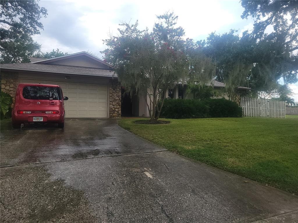 10209 BAY HILLS DRIVE LARGO, FL 33774