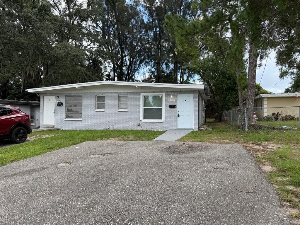8707 N MANDARINE PLACE UNIT B