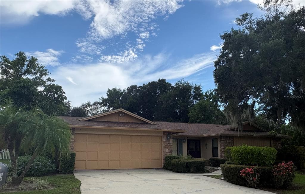 862 PINEWOOD TERRACE W