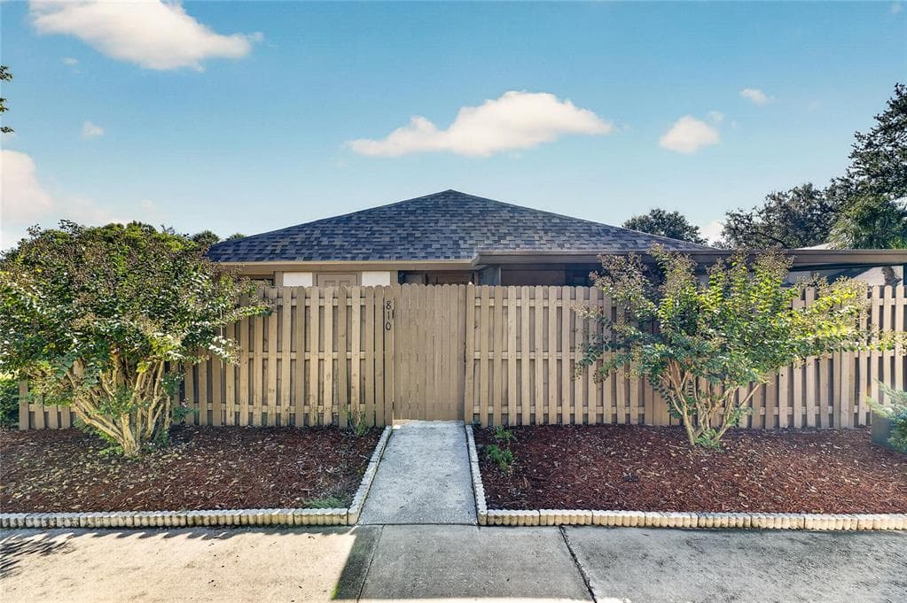 810 HUNTERS COURT
