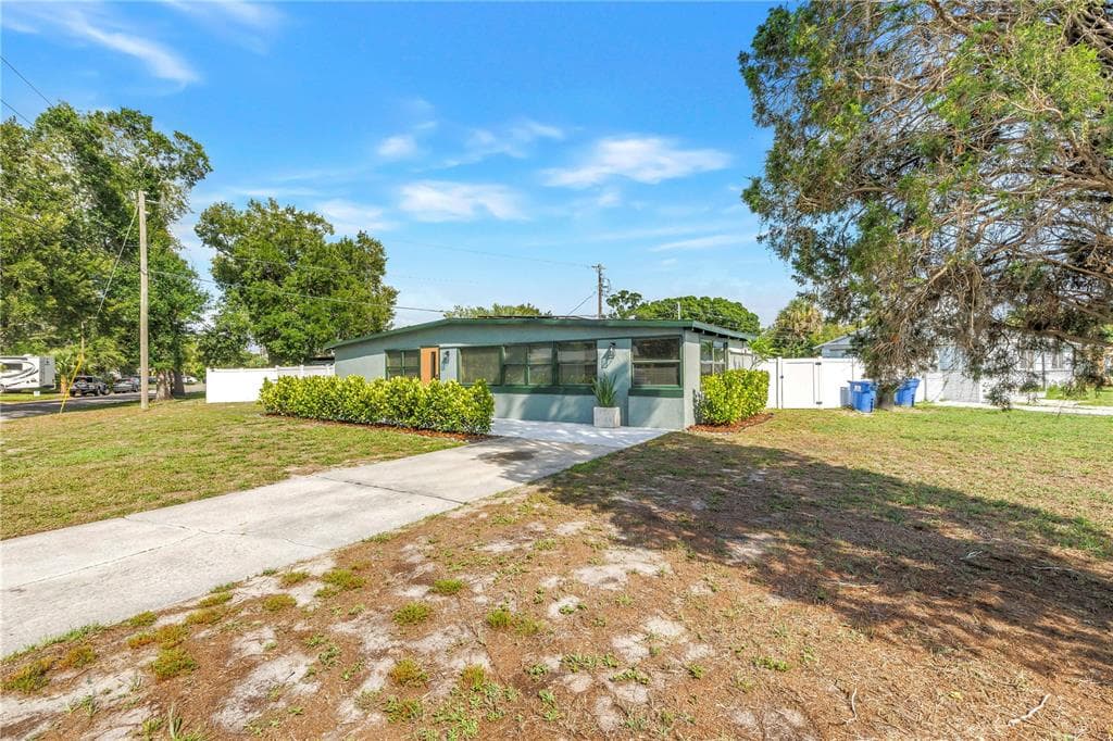 7599 MEADOWLAWN DRIVE N