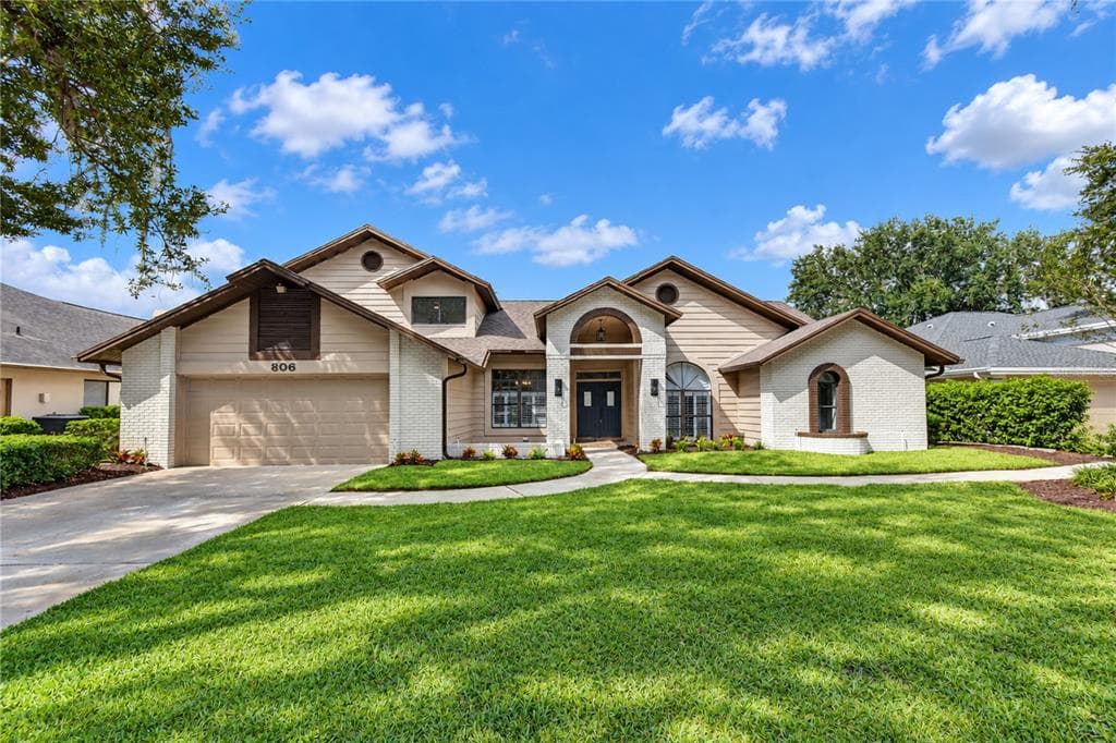 806 SANDRINGHAM LANE