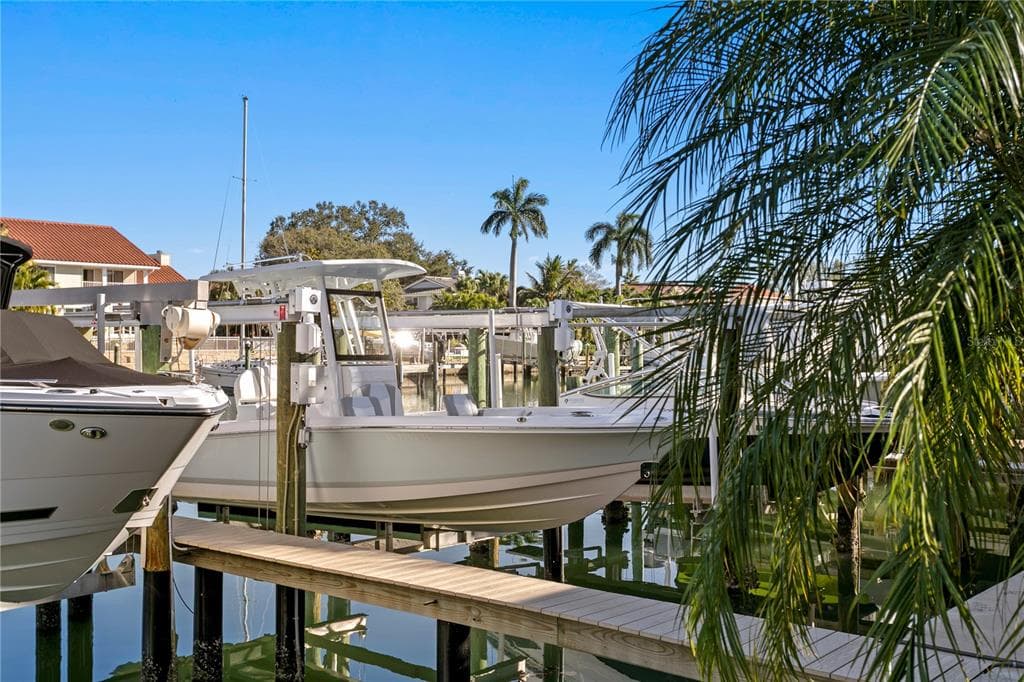 1067 PINELLAS BAYWAY S ST PETERSBURG, FL 33715