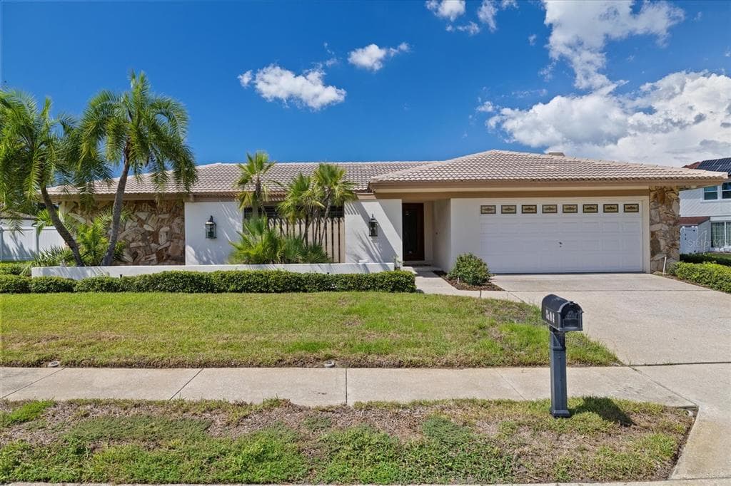 3104 BLUFFS DRIVE LARGO, FL 33770