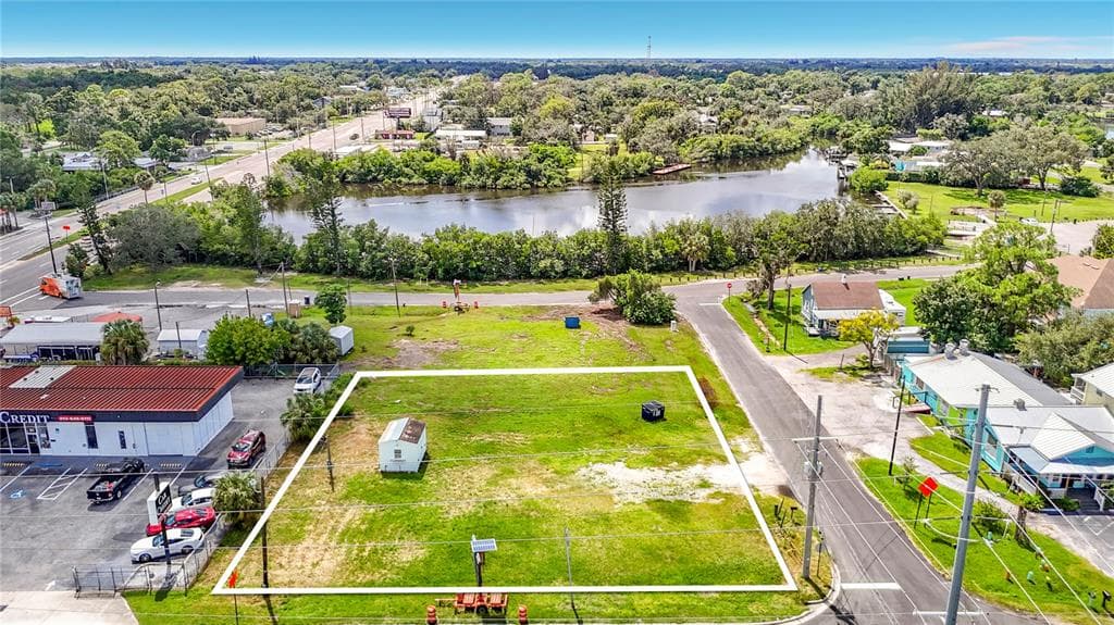 203 1ST STREET NW RUSKIN, FL 33570
