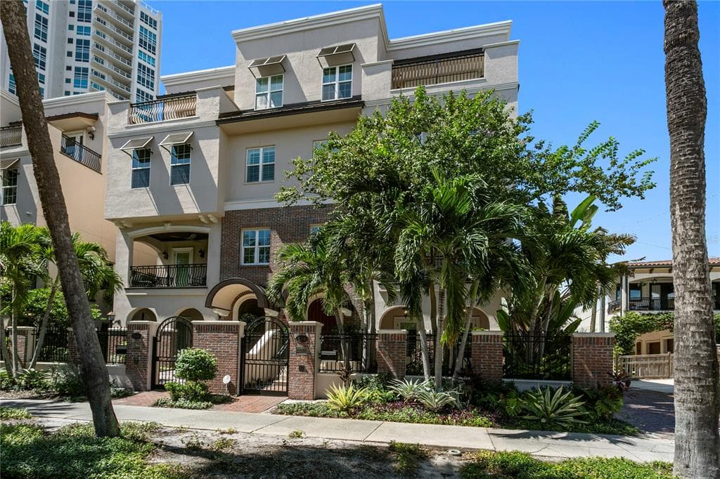 524 BEACH DRIVE NE ST PETERSBURG, FL 33701