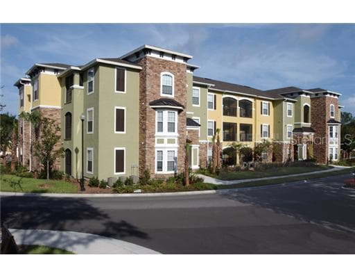 2404 COURTNEY MEADOWS COURT UNIT 102 TAMPA, FL 33619