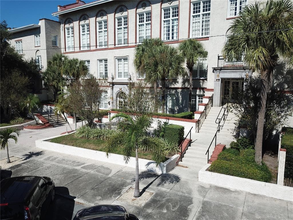 701 MIRROR LAKE DRIVE N UNIT 113