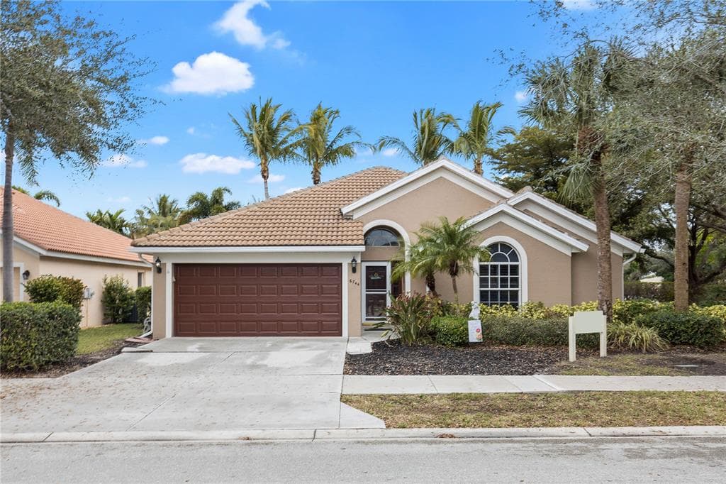 6744 SOUTHERN OAK COURT NAPLES, FL 34109