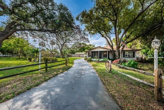 10490 54TH AVENUE N ST PETERSBURG, FL 33708