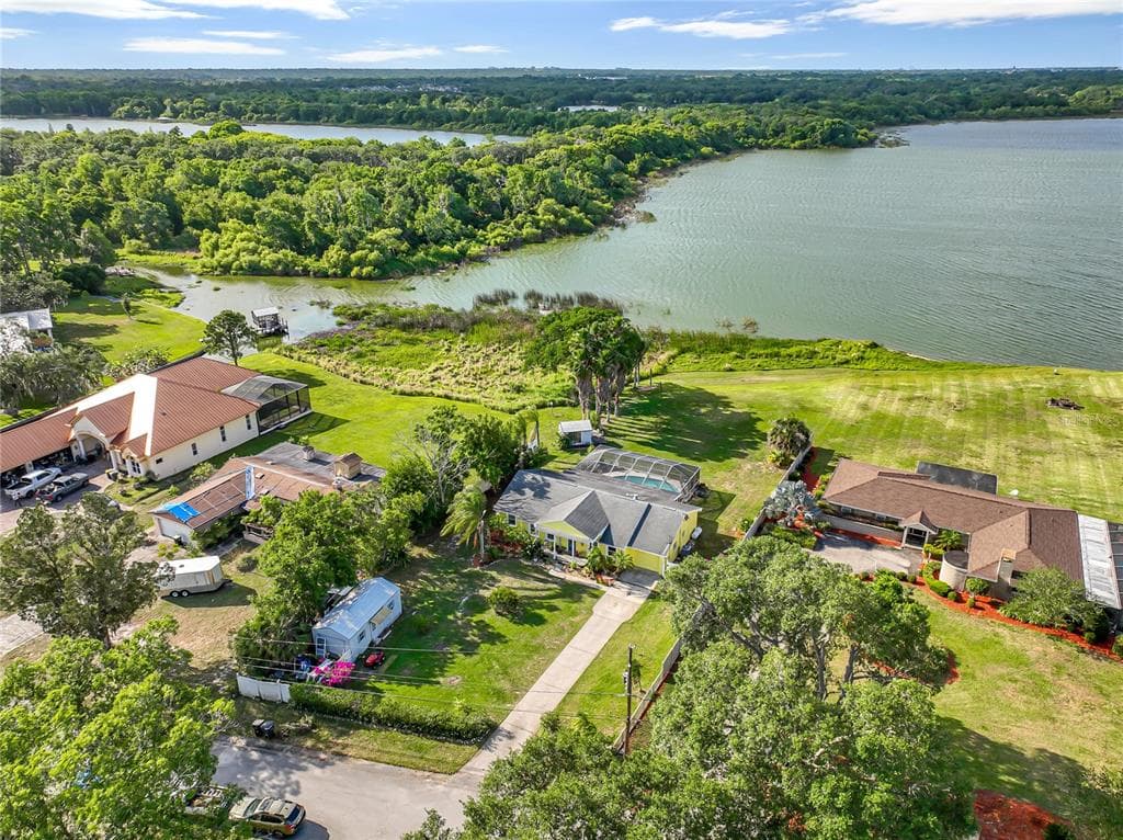 2926 LAKE COURT
