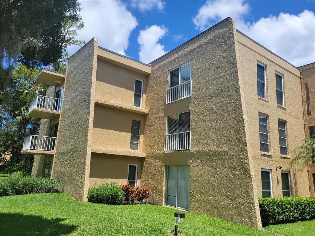 225 COUNTRY CLUB DRIVE UNIT E252 LARGO, FL 33771