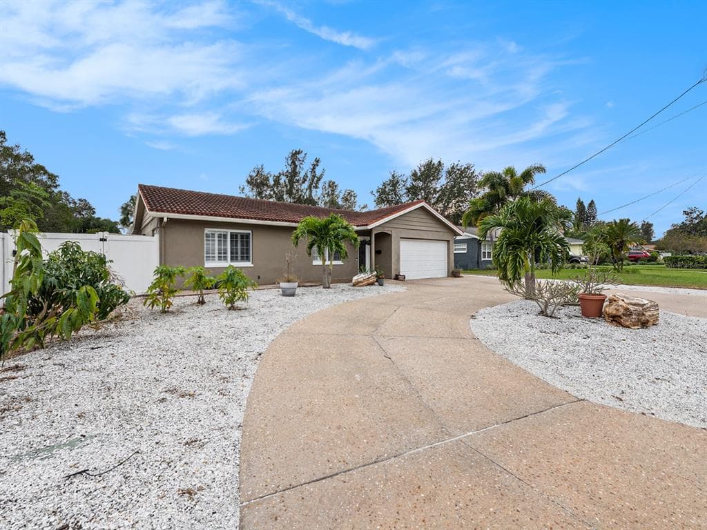 590 55TH AVENUE NE ST PETERSBURG, FL 33703