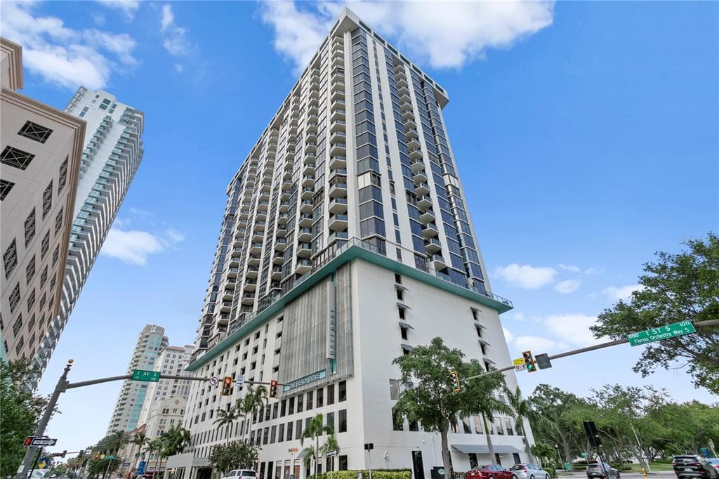 1 BEACH DRIVE SE UNIT 2304 ST PETERSBURG, FL 33701